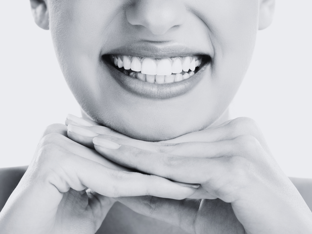 Nos encargamos de mejorar la estética de la boca, ofreciéndole al paciente armonía bucal y con ello, mejorando su apariencia física.