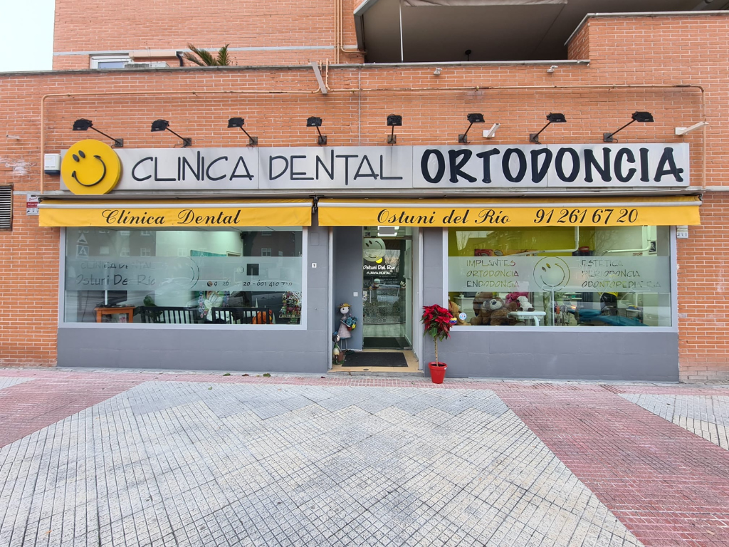 Fachada de la clinica dental ostuni del rio
